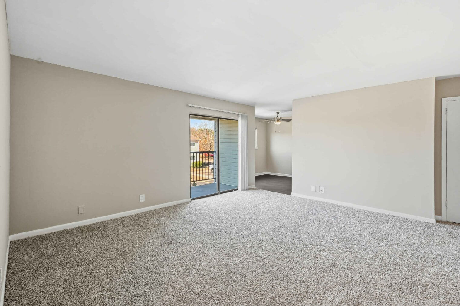 02 1111 amber dr norcross ga 30071 usa living room dsc 7372